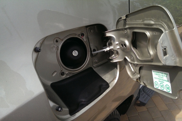 Облицовка горловины бензобака Renault Duster (2010-2022)